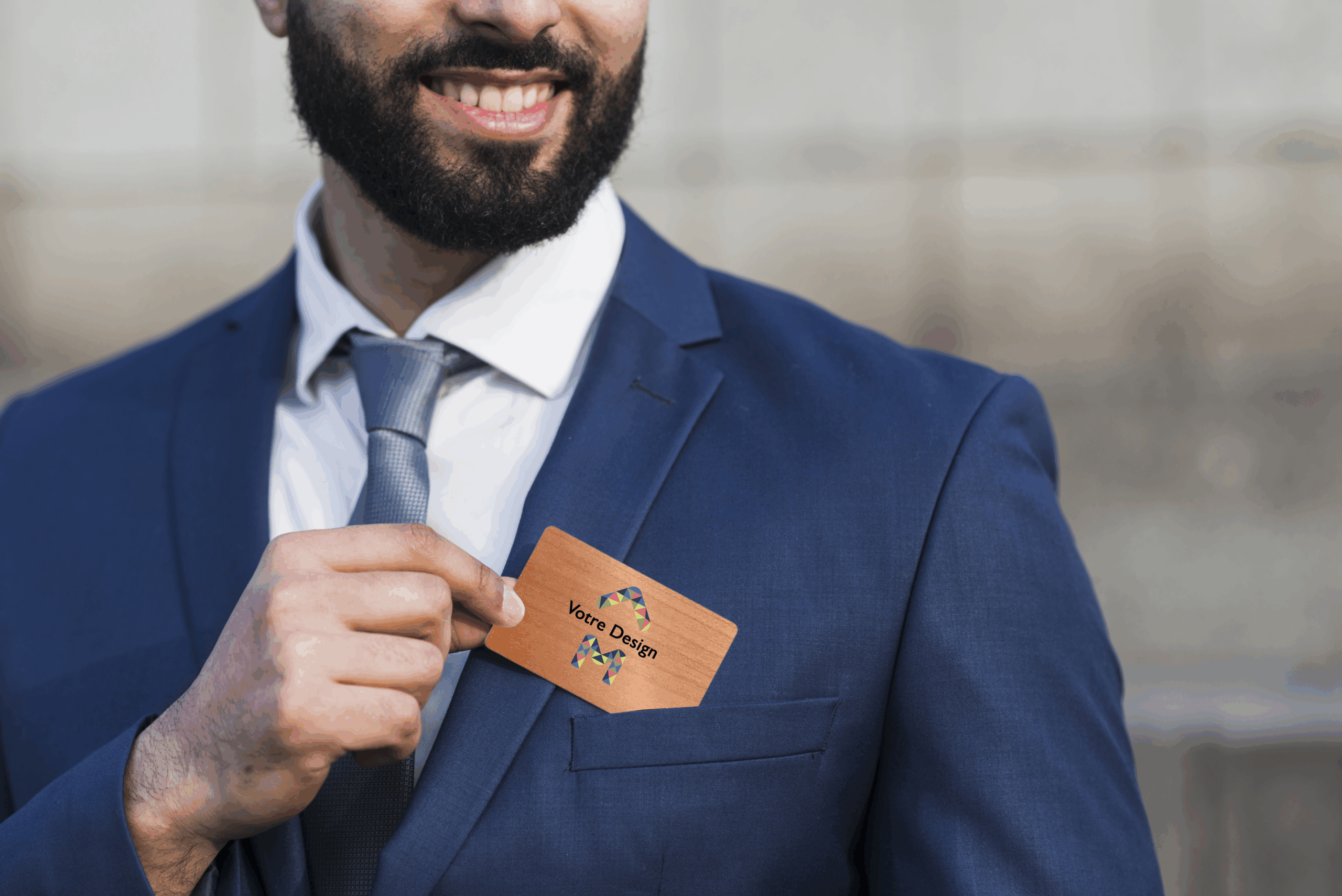 homme-tenue-carte-affaires bois copie